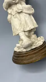 Sculptuur meisje met lammetje vintage albastcomposiet op houten sokkel – foto 5 – kavel bij De Kringwinkel, Waardamme