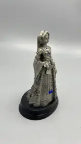 Tinnen beeldje koningin Mary Tudor met blauwe cabochons op sokkel – kavel bij De Kringwinkel, Waardamme