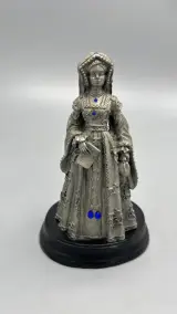 Tinnen beeldje koningin Mary Tudor met blauwe cabochons op sokkel – foto 2 – kavel bij De Kringwinkel, Waardamme
