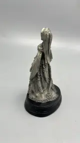 Tinnen beeldje koningin Mary Tudor met blauwe cabochons op sokkel – foto 3 – kavel bij De Kringwinkel, Waardamme