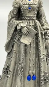 Tinnen beeldje koningin Mary Tudor met blauwe cabochons op sokkel – foto 5 – kavel bij De Kringwinkel, Waardamme