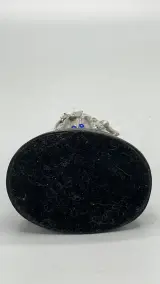 Tinnen beeldje koningin Mary Tudor met blauwe cabochons op sokkel – foto 6 – kavel bij De Kringwinkel, Waardamme