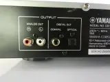 Yamaha CD-S303 - Hoogwaardige Hifi CD-Speler met USB (Zilver) – foto 10 – kavel bij De Kringwinkel, Heverlee