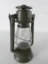 Set van 3 Vintage Lantaarns: 2x Meva 865 Stormlamp & 1x Messing Seinlamp / Carbidlamp – foto 2 – kavel bij De Kringwinkel, Heverlee
