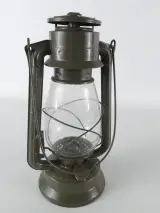 Set van 3 Vintage Lantaarns: 2x Meva 865 Stormlamp & 1x Messing Seinlamp / Carbidlamp – foto 11 – kavel bij De Kringwinkel, Heverlee