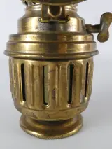 Set van 3 Vintage Lantaarns: 2x Meva 865 Stormlamp & 1x Messing Seinlamp / Carbidlamp – foto 15 – kavel bij De Kringwinkel, Heverlee