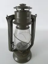 Set van 3 Vintage Lantaarns: 2x Meva 865 Stormlamp & 1x Messing Seinlamp / Carbidlamp – foto 3 – kavel bij De Kringwinkel, Heverlee