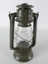 Set van 3 Vintage Lantaarns: 2x Meva 865 Stormlamp & 1x Messing Seinlamp / Carbidlamp – foto 7 – kavel bij De Kringwinkel, Heverlee