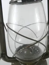 Set van 3 Vintage Lantaarns: 2x Meva 865 Stormlamp & 1x Messing Seinlamp / Carbidlamp – foto 9 – kavel bij De Kringwinkel, Heverlee