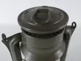Set van 3 Vintage Lantaarns: 2x Meva 865 Stormlamp & 1x Messing Seinlamp / Carbidlamp – foto 10 – kavel bij De Kringwinkel, Heverlee