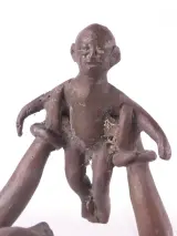 Bronzen tribaal beeld – Moeder met kind – foto 5 – kavel bij De Kringwinkel, Heverlee