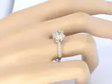 Witgouden 18 carat ring met een grote natuurlijke briljant geslepen diamant van 3.00 carat en briljanten – foto 2 – kavel bij Onlineveilingmeester