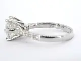 Witgouden 18 carat ring met een grote natuurlijke briljant geslepen diamant van 3.00 carat en briljanten – foto 5 – kavel bij Onlineveilingmeester