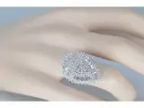 Exclusieve witgouden druppelvormige entourage ring met diamanten – foto 2 – kavel bij Onlineveilingmeester