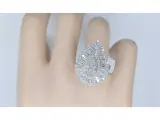 Exclusieve witgouden druppelvormige entourage ring met diamanten – foto 3 – kavel bij Onlineveilingmeester