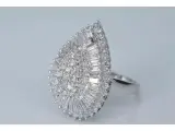 Exclusieve witgouden druppelvormige entourage ring met diamanten – foto 4 – kavel bij Onlineveilingmeester