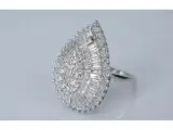 Exclusieve witgouden druppelvormige entourage ring met diamanten – foto 6 – kavel bij Onlineveilingmeester
