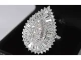 Exclusieve witgouden druppelvormige entourage ring met diamanten – foto 8 – kavel bij Onlineveilingmeester
