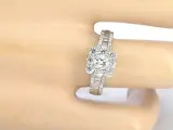 Platina ring met een natuurlijke prinses en briljant geslepen diamanten – foto 2 – kavel bij Onlineveilingmeester