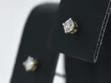 Gouden oorbellen met diamant – foto 2 – kavel bij Onlineveilingmeester