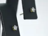 Gouden oorbellen met diamant – foto 3 – kavel bij Onlineveilingmeester