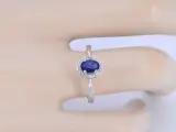 Witgouden entourage ring met diamanten en saffier – foto 2 – kavel bij Onlineveilingmeester