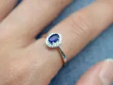 Witgouden entourage ring met diamanten en saffier – foto 12 – kavel bij Onlineveilingmeester
