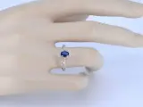 Witgouden entourage ring met diamanten en saffier – foto 3 – kavel bij Onlineveilingmeester
