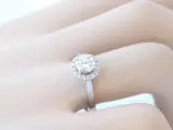 Witgouden entourage ring met diamanten en centraal een 0.50 carat diamant – foto 2 – kavel bij Onlineveilingmeester
