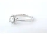 Witgouden entourage ring met diamanten en centraal een 0.50 carat diamant – foto 4 – kavel bij Onlineveilingmeester