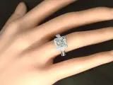 Witgouden ring met natuurlijke diamanten waarvan een grote Radiant geslepen diamant en meerdere kleine briljanten – foto 2 – kavel bij Onlineveilingmeester