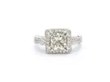 Witgouden ring met natuurlijke diamanten waarvan een grote Radiant geslepen diamant en meerdere kleine briljanten – foto 5 – kavel bij Onlineveilingmeester