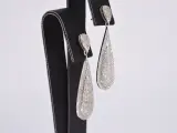Witgouden oorhanger vol met diamanten – foto 4 – kavel bij Onlineveilingmeester
