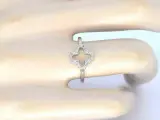 Witgouden ring met een open klaver vier motief gezet met diamanten – foto 2 – kavel bij Onlineveilingmeester