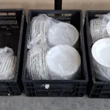 Partij horeca- en cateringmateriaal – kratten, borden en warmhoudketel – foto 4 – kavel bij Onlineveilingmeester, Raalte