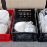 Partij horeca- en cateringmateriaal – kratten, borden en warmhoudketel – foto 6 – kavel bij Onlineveilingmeester, Raalte