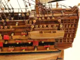 HMS VICTORY 1765 - indrukwekkend handgemaakt houten zeilschip - 75 cm - maritiem verzamelobject – foto 4 – kavel bij De Kringwinkel, Antwerpen