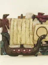 Keramisch wandpaneel met Viking schip motief – foto 4 – kavel bij De Kringwinkel, Antwerpen