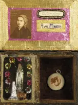 Lot diverse religieuze en devotionele voorwerpen, paternosters, Mariabeelden, kruisjes en een devotiekistje – foto 5 – kavel bij De Kringwinkel, Antwerpen