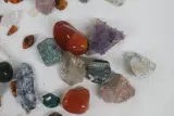 Lot kristallen en mineralen – foto 2 – kavel bij De Kringwinkel, Brecht