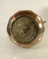 Twee oosterse metalen decoratiestukken: gegraveerde koffiekan en art-nouveau schaal – foto 2 – kavel bij De Kringwinkel, Turnhout