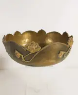 Twee oosterse metalen decoratiestukken: gegraveerde koffiekan en art-nouveau schaal – foto 3 – kavel bij De Kringwinkel, Turnhout