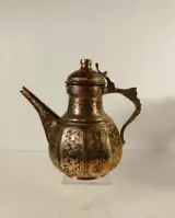Twee oosterse metalen decoratiestukken: gegraveerde koffiekan en art-nouveau schaal – foto 6 – kavel bij De Kringwinkel, Turnhout
