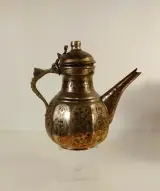 Twee oosterse metalen decoratiestukken: gegraveerde koffiekan en art-nouveau schaal – foto 7 – kavel bij De Kringwinkel, Turnhout