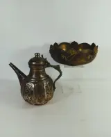 Twee oosterse metalen decoratiestukken: gegraveerde koffiekan en art-nouveau schaal – foto 8 – kavel bij De Kringwinkel, Turnhout