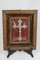 Antiek religieus kruisbeeld achter bol glas – foto 2 – kavel bij De Kringwinkel, Brecht