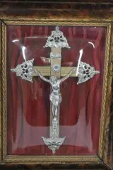 Antiek religieus kruisbeeld achter bol glas – foto 6 – kavel bij De Kringwinkel, Brecht