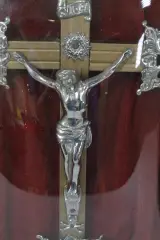 Antiek religieus kruisbeeld achter bol glas – foto 7 – kavel bij De Kringwinkel, Brecht