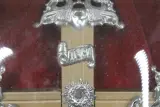 Antiek religieus kruisbeeld achter bol glas – foto 8 – kavel bij De Kringwinkel, Brecht