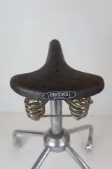 Vintage Industriële Kruk met Brooks Zadel – foto 2 – kavel bij De Kringwinkel, Izegem